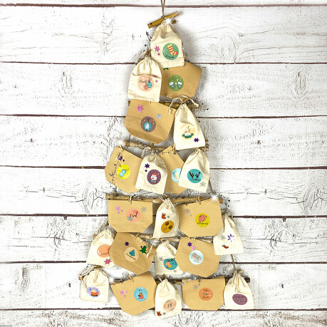 DIY Adventskalender Set - 12 Kraftpapier Tüten + 12 Baumwollsäckchen + 24 Zahlen Sticker uvm. für Weihnachten Advent Deko