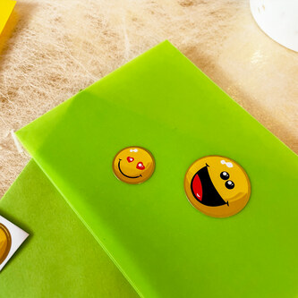 41 Smiley Sticker mit goldfarbenen Rand Verzierung Aufkleber für Geschenke Karten zum Basteln Spielen