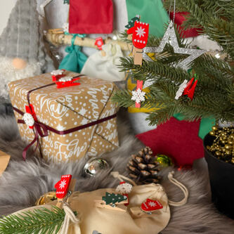 27 Mini Wäscheklammern Holz Miniklammern mit Schneeflocken Motiven Deko Klammern für Weihnachten