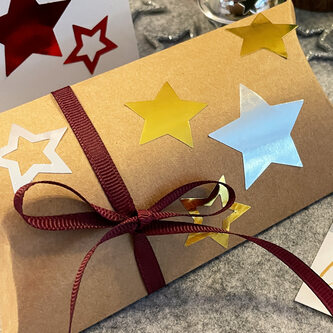 28 Sterne Sticker Stern Aufkleber für Weihnachten Weihnachtsdeko Geschenkdeko Basteln Glänzend - silber