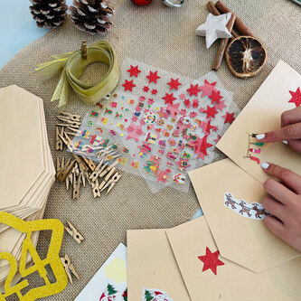 DIY Adventskalender Set - 24 Kraftpapier Tüten + Girlande mit 24 Zahlen in Sternform + 183 Aufkleber für Advent