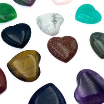 12x Herzen aus Naturstein Herz Kristall Steine Dekoration als Tischdeko Streu Deko zum Basteln