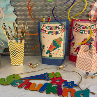 12 Mini Wäscheklammern Holz Miniklammern mit Zuckertüten Motiv für Schuleinführung Einschulung - bunt