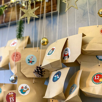 DIY Adventskalender Set - 24 Tüten + 24 Zahlen Sticker Aufkleber für Weihnachten Advent