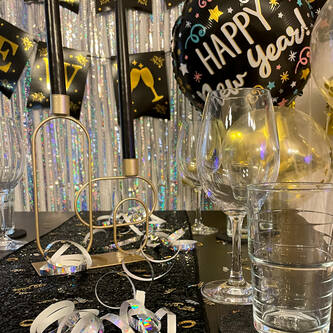 Happy New Year Silvester Neujahr Party Deko Set - Konfetti Luftballons + Stern Ballons + Runde Ballons
